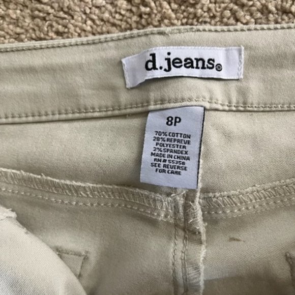 D. Jeans - Picture 2 of 3